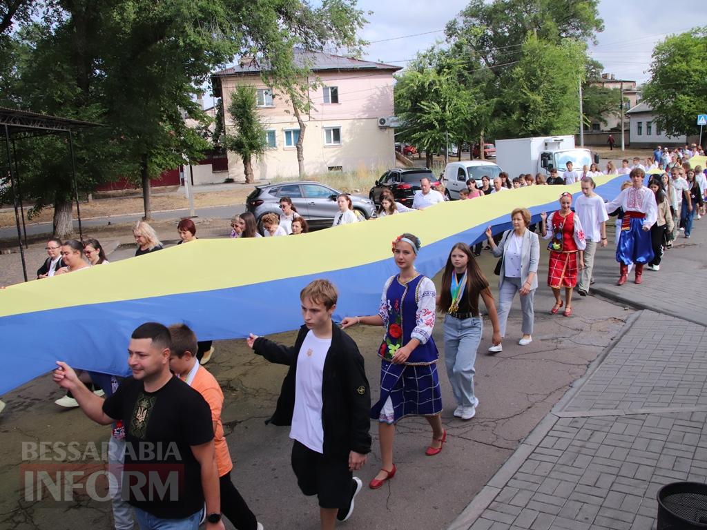 В Болграді вперше відзначили День Державного Прапора України ходою з 40-метровим синьо-жовтим стягом по вулицях міста