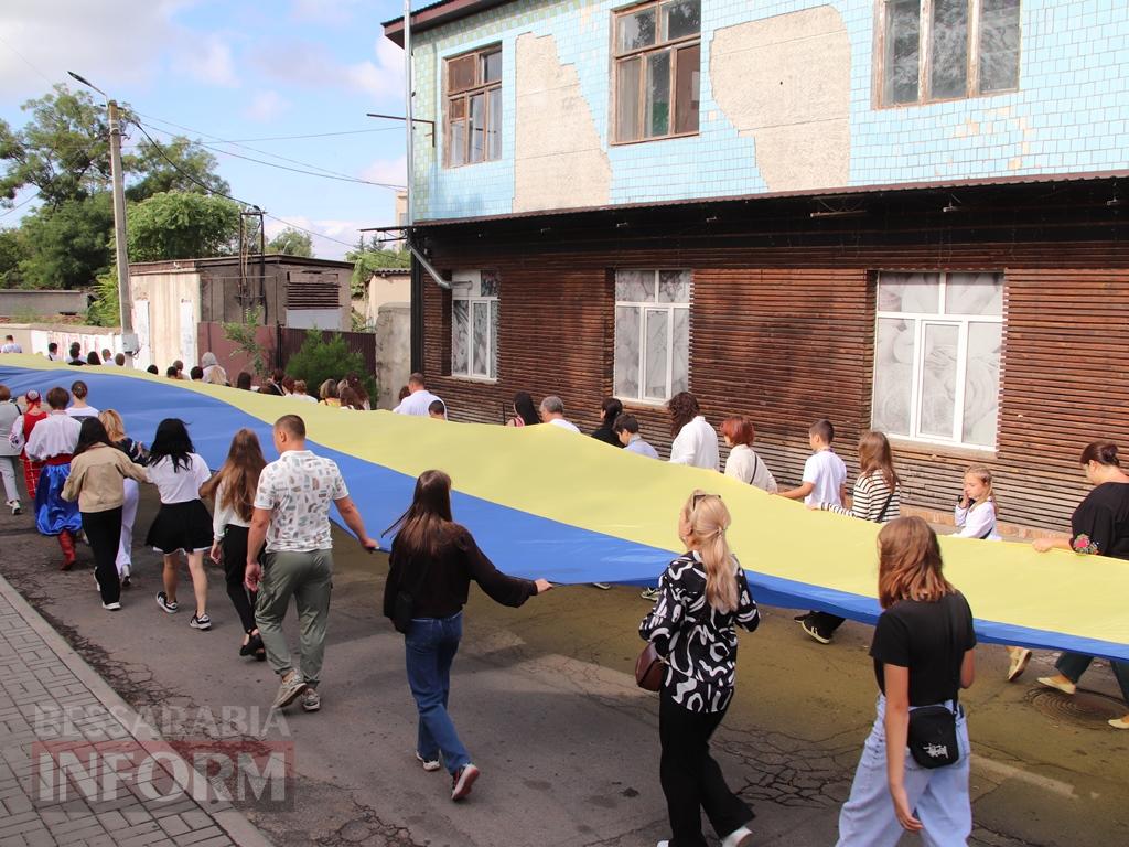 В Болграді вперше відзначили День Державного Прапора України ходою з 40-метровим синьо-жовтим стягом по вулицях міста