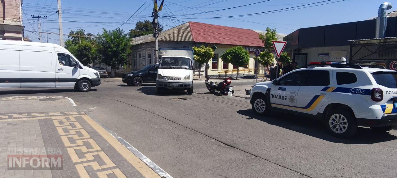 У Рені мотоцикліст хотів обігнати автівку, але потрапив до лікарні з розбитою головою