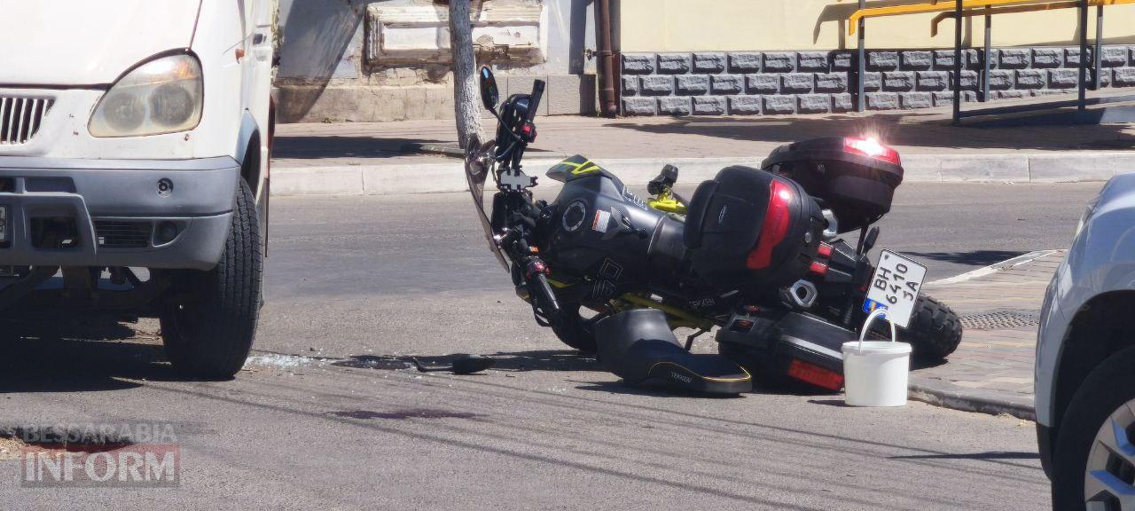У Рені мотоцикліст хотів обігнати автівку, але потрапив до лікарні з розбитою головою