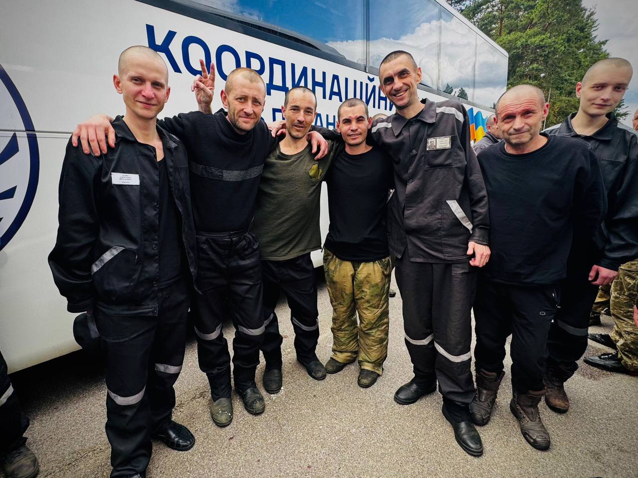 Святковий обмін: до України повернулись військові та вісім цивільних, серед яких колишній мер Херсона