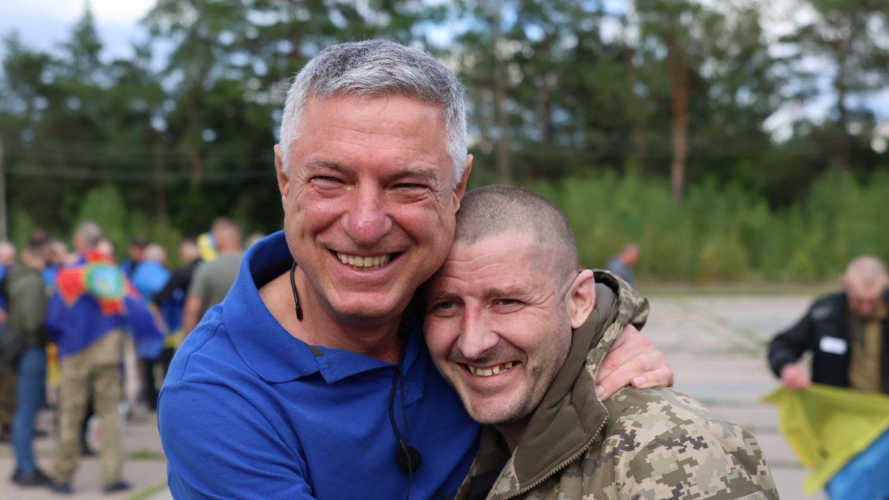 Святковий обмін: до України повернулись військові та вісім цивільних, серед яких колишній мер Херсона