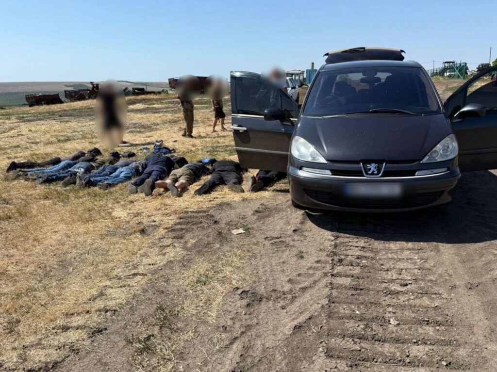 Прикордонники завадили вісьмом чоловікам незаконно потрапити до Придністров'я