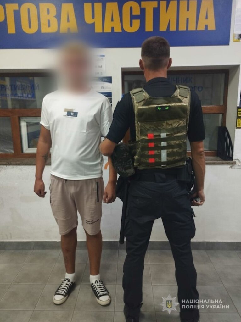 Викрали золото в літньої жінки посеред білого дня в Одесі: дуету грабіжників загрожує до 10 років ув'язнення