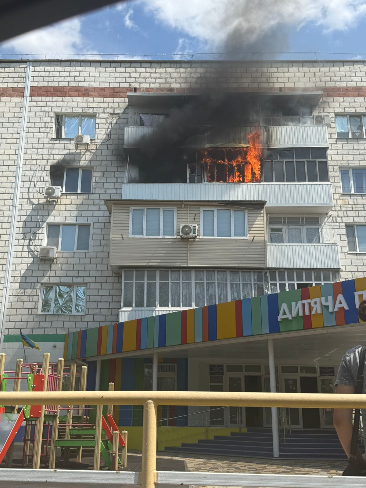 В Ізмаїлі надзвичайники показали щемливі кадри порятунку людей з палаючої квартири над дитячою поліклінікою