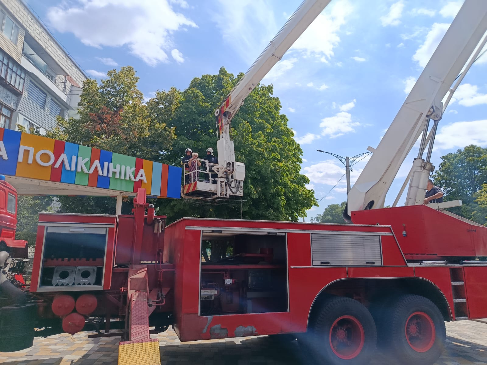 В Ізмаїлі надзвичайники показали щемливі кадри порятунку людей з палаючої квартири над дитячою поліклінікою