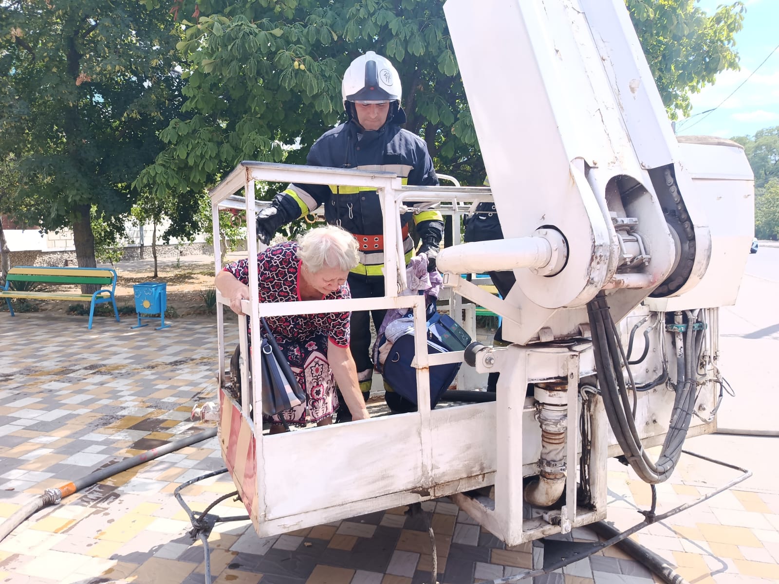 В Ізмаїлі надзвичайники показали щемливі кадри порятунку людей з палаючої квартири над дитячою поліклінікою