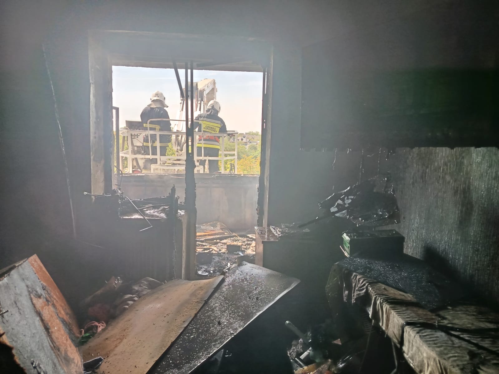В Ізмаїлі надзвичайники показали щемливі кадри порятунку людей з палаючої квартири над дитячою поліклінікою