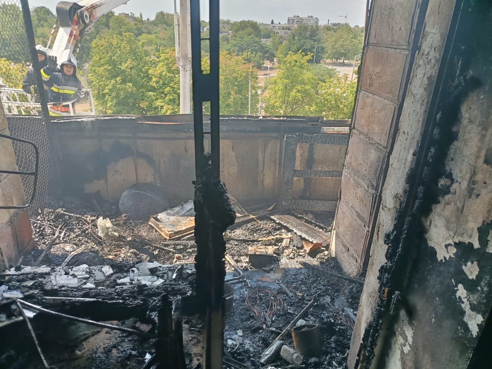 В Ізмаїлі надзвичайники показали щемливі кадри порятунку людей з палаючої квартири над дитячою поліклінікою