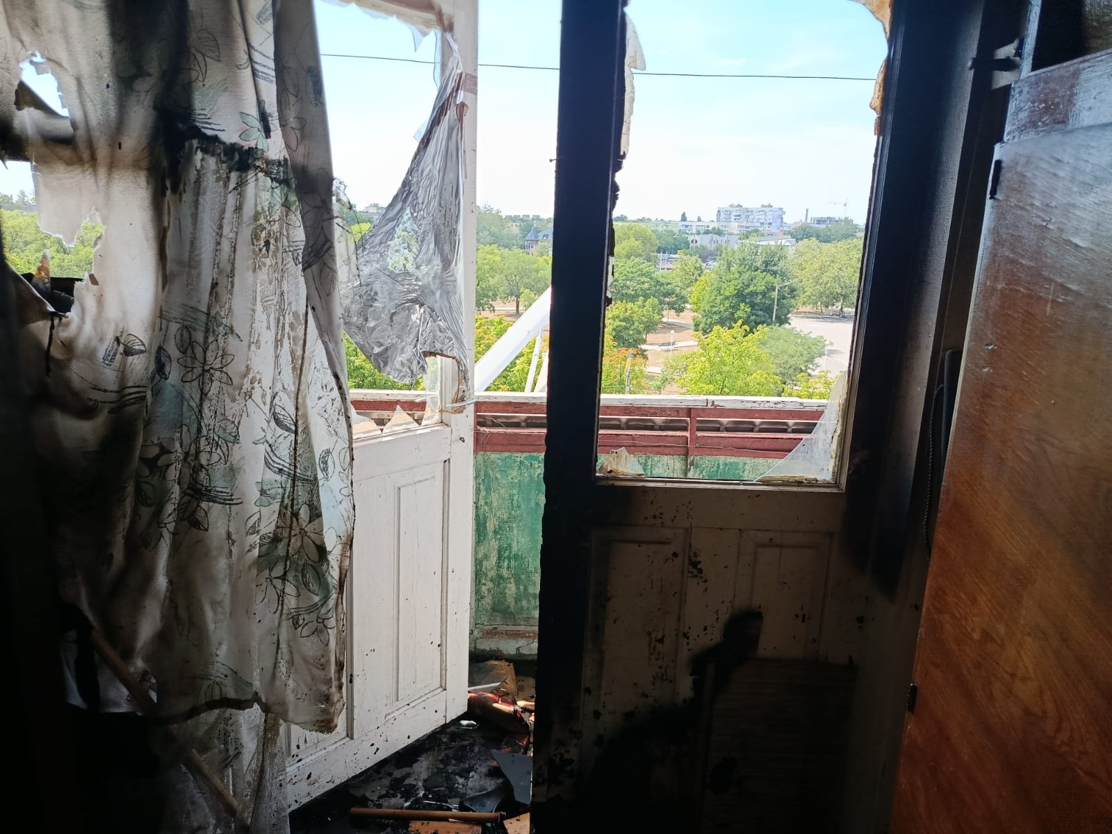 В Ізмаїлі надзвичайники показали щемливі кадри порятунку людей з палаючої квартири над дитячою поліклінікою
