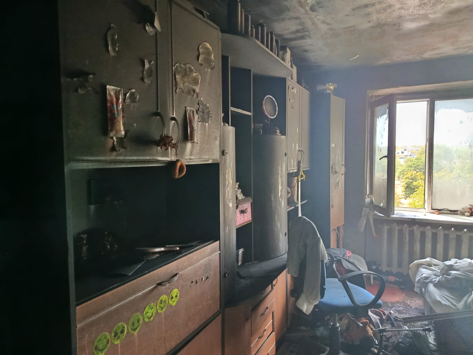 В Ізмаїлі надзвичайники показали щемливі кадри порятунку людей з палаючої квартири над дитячою поліклінікою