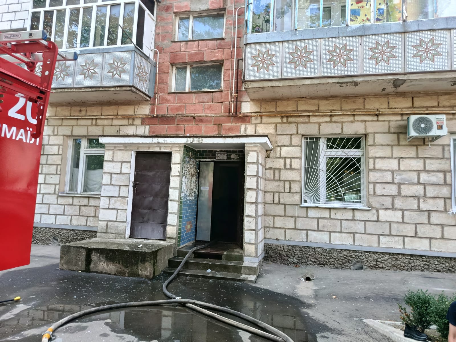 В Ізмаїлі надзвичайники показали щемливі кадри порятунку людей з палаючої квартири над дитячою поліклінікою