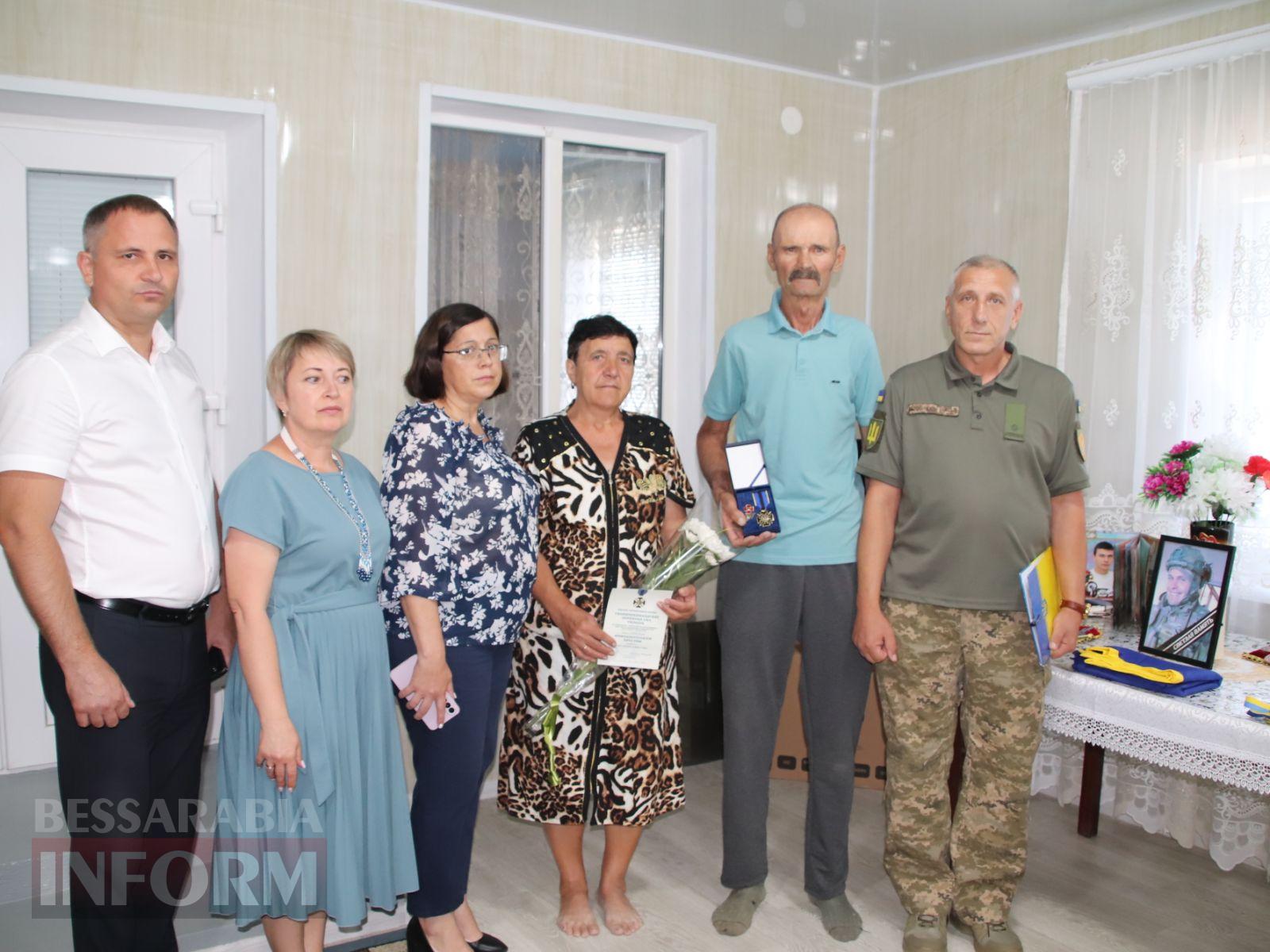 Батькам полеглого Героя з Болградської громади передали посмертну нагороду у День Незалежності