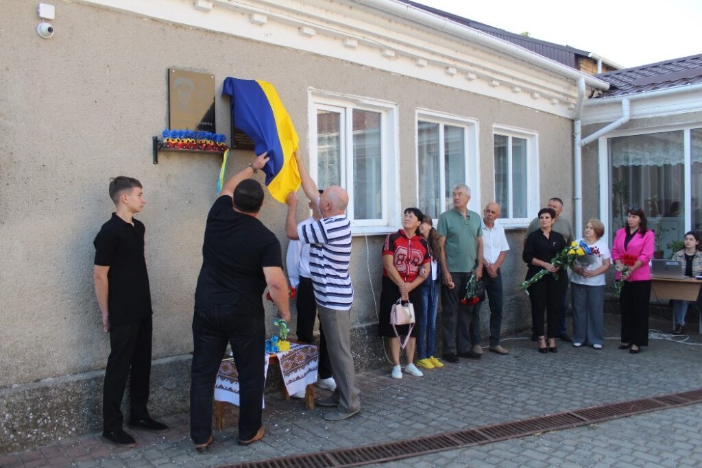 У Саф'янівській громаді відкрили меморіальну дошку загиблому захиснику Владиславу Варлакову