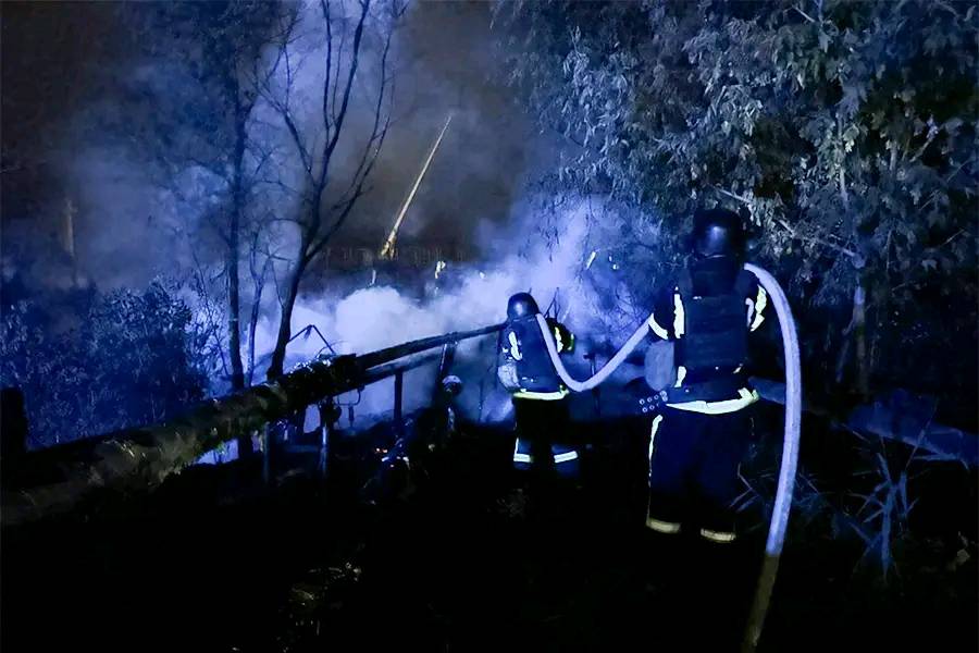 Ізмаїльські нацгвардійці показали, як гасили пожежу після атаки "шахедів"