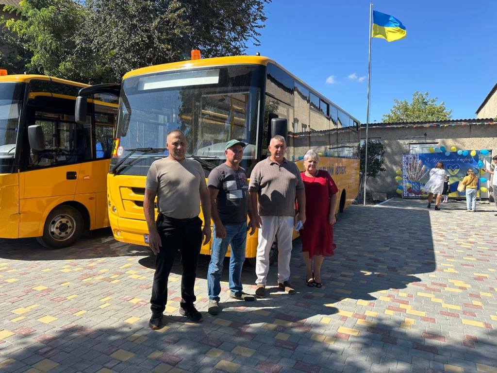 Громада Білгород-Дністровського району отримала сучасні шкільні автобуси після руйнування ліцею