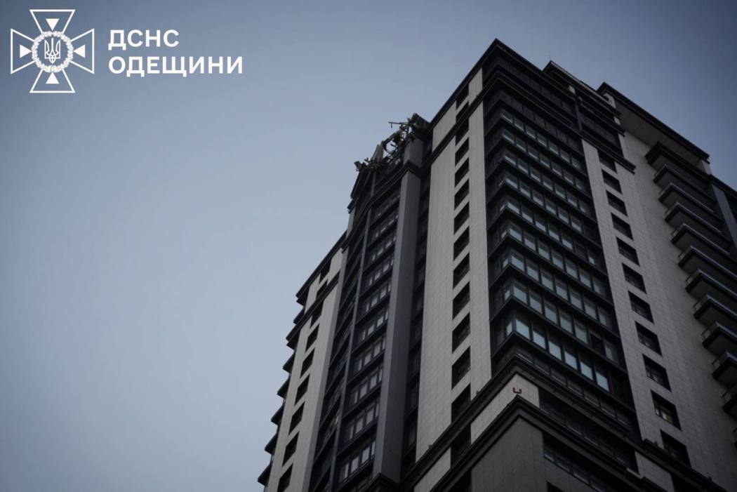 Вранці російські окупанти атакували Одесу та область: є постраждалі та руйнування