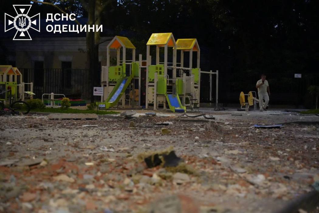 Вранці російські окупанти атакували Одесу та область: є постраждалі та руйнування