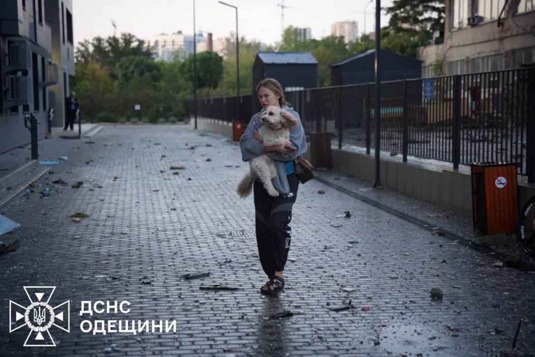 Вранці російські окупанти атакували Одесу та область: є постраждалі та руйнування
