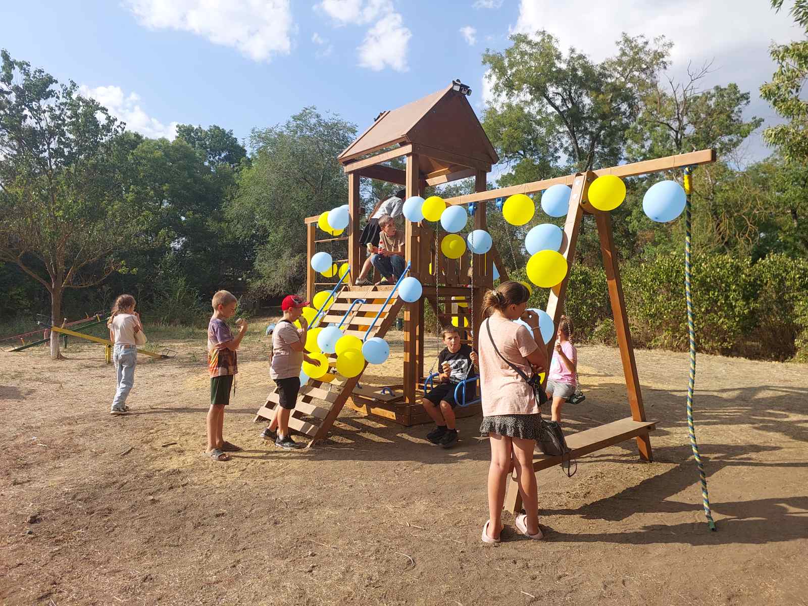 Родина загиблого Героя з селища Болградського району подарувала дітям спортивний майданчик
