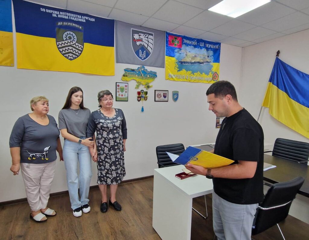 Матері офіцера-десантника з Болграда Олександра Калова вручили високу посмертну нагороду сина