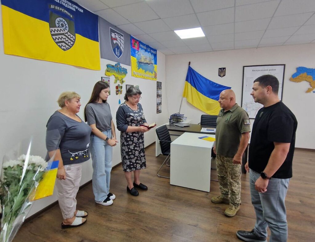 Матері офіцера-десантника з Болграда Олександра Калова вручили високу посмертну нагороду сина