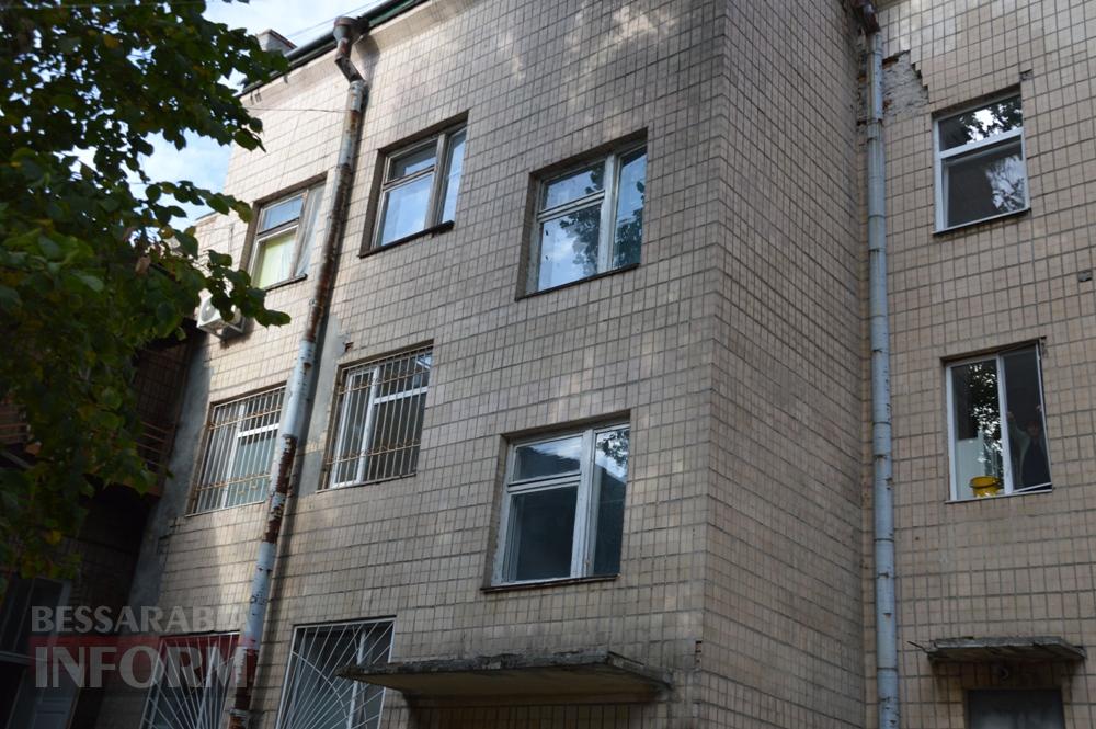 У Білгород-Дністровській міськлікарні завдяки спонсорській допомозі замінять понад 50 вікон, пошкоджених після прильотів