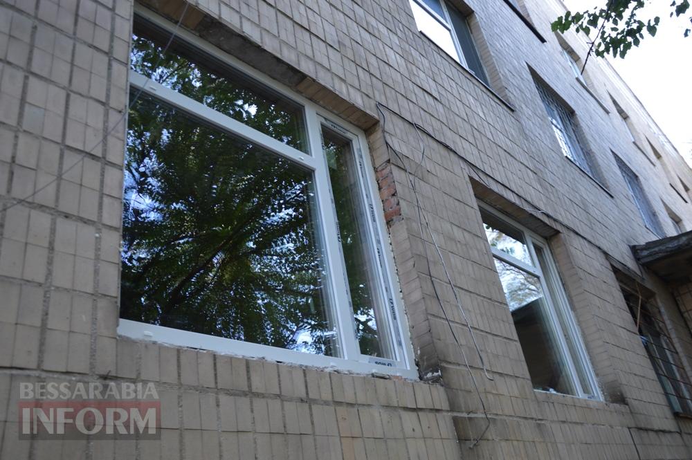 У Білгород-Дністровській міськлікарні завдяки спонсорській допомозі замінять понад 50 вікон, пошкоджених після прильотів