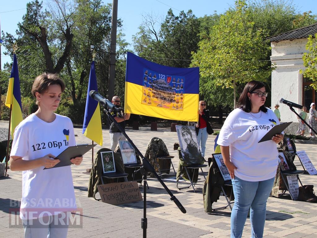 Нагадаємо, надіємось та чекаємо: в Болграді пройшла акція на підтримку безвісти зниклих та полонених бійців 122 окремої бригади ТрО