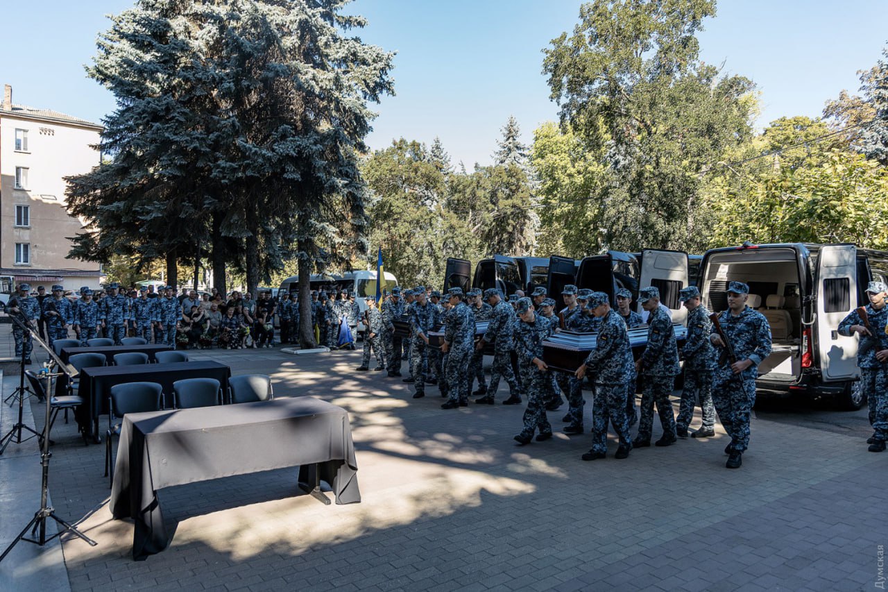 На кораблі біля Вилкового загинули три курсанти Інституту ВМС - з ними попрощалися в Одесі