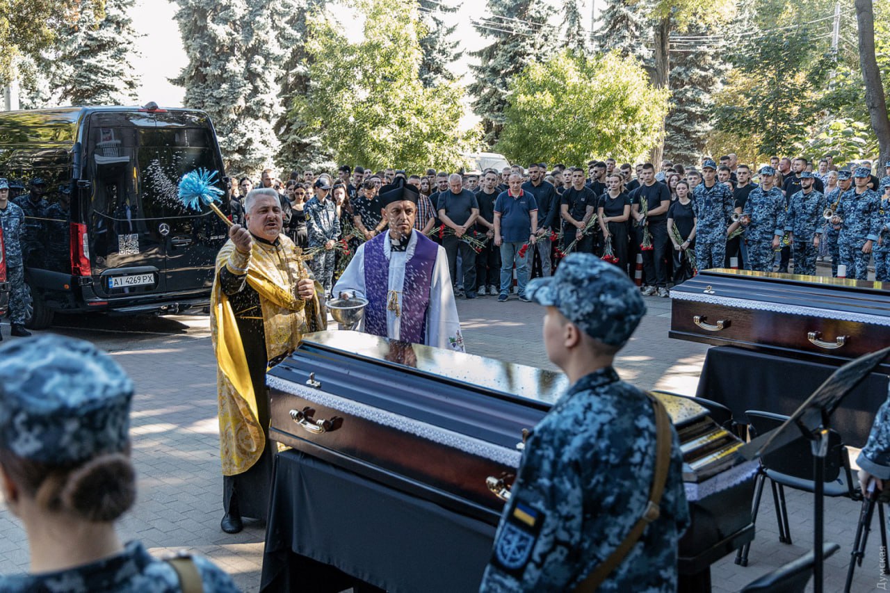 На кораблі біля Вилкового загинули три курсанти Інституту ВМС - з ними попрощалися в Одесі