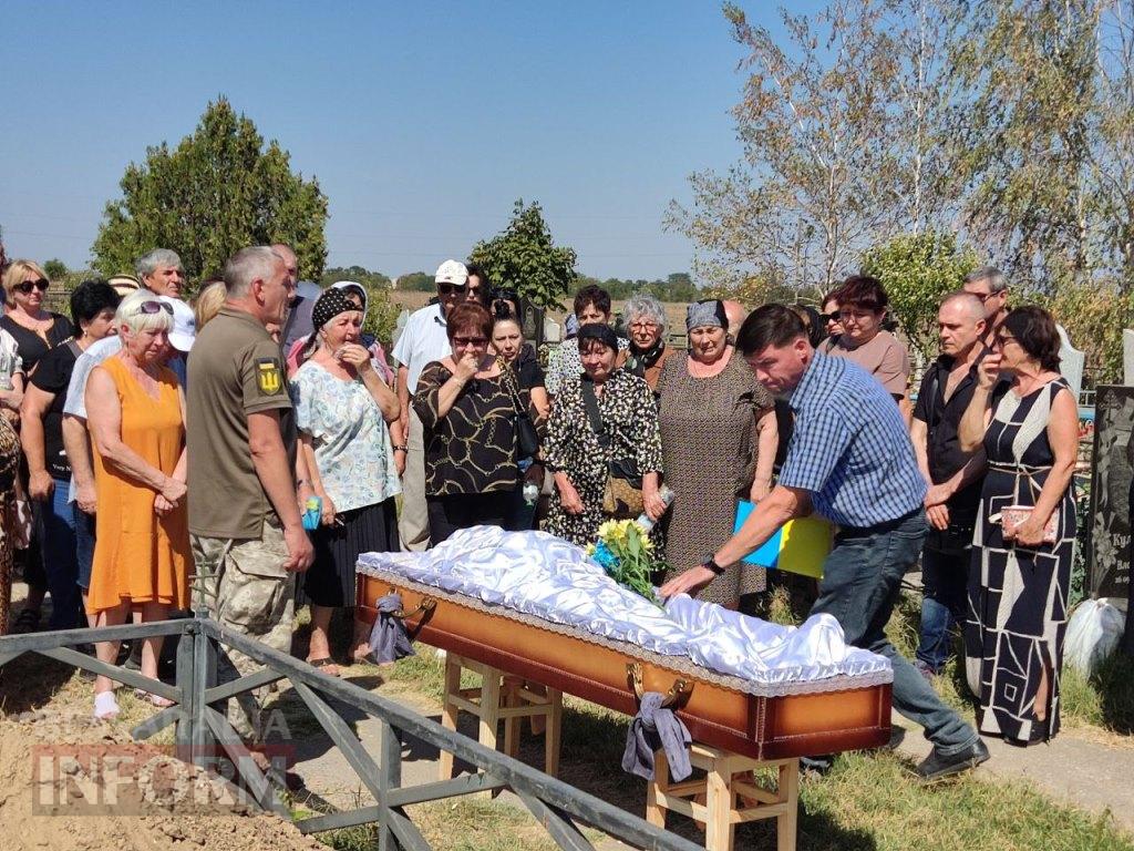 Болград схилив голови у скорботі: в останню путь провели воїна Олександра Фазли