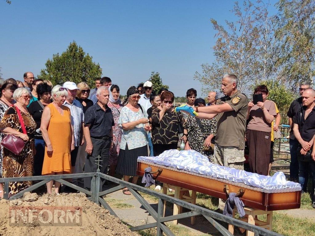 Болград схилив голови у скорботі: в останню путь провели воїна Олександра Фазли