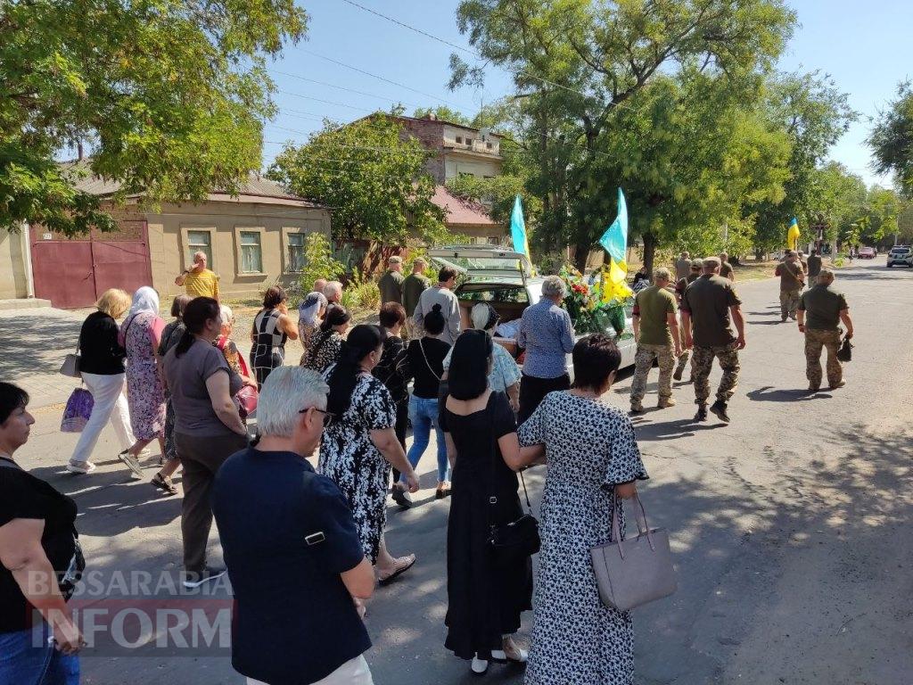 Болград схилив голови у скорботі: в останню путь провели воїна Олександра Фазли