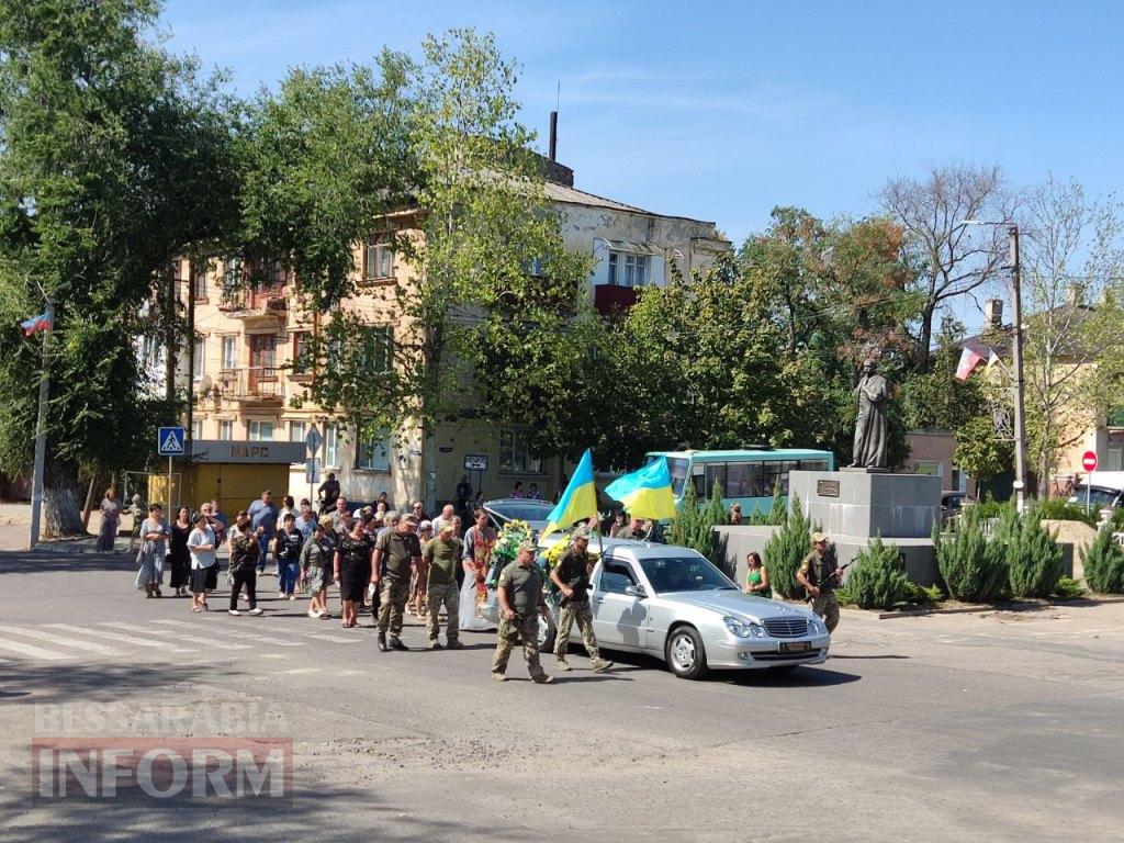 Болград схилив голови у скорботі: в останню путь провели воїна Олександра Фазли
