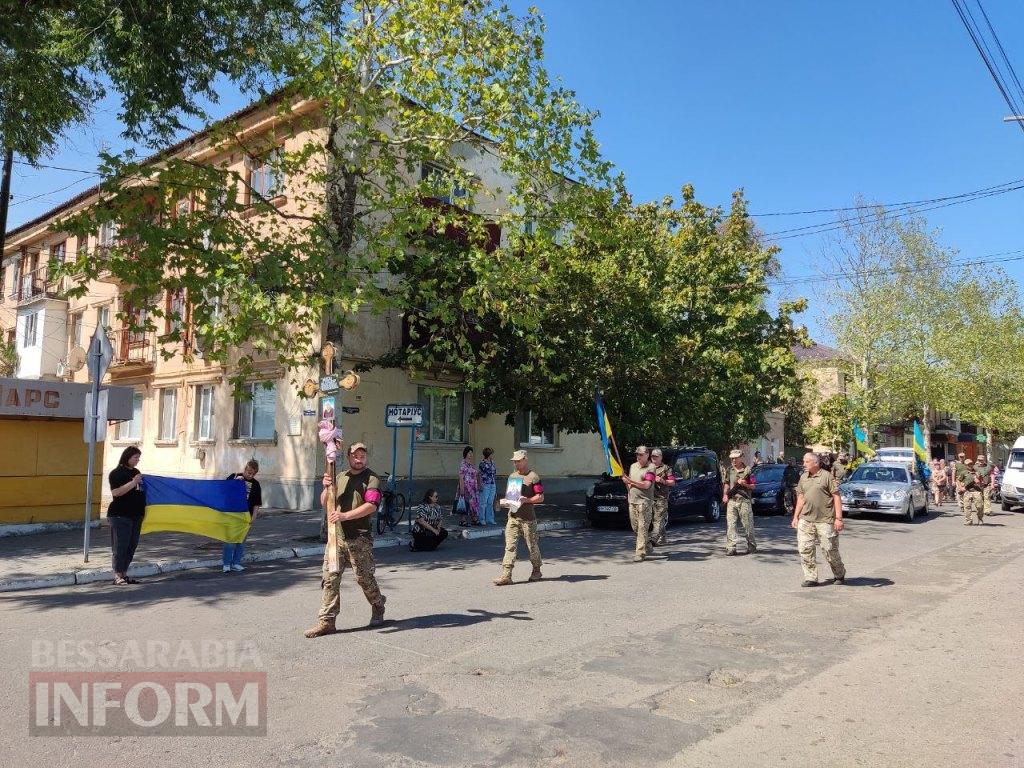 Болград схилив голови у скорботі: в останню путь провели воїна Олександра Фазли