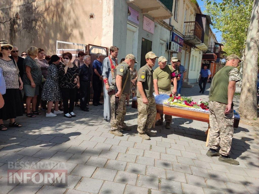 Болград схилив голови у скорботі: в останню путь провели воїна Олександра Фазли