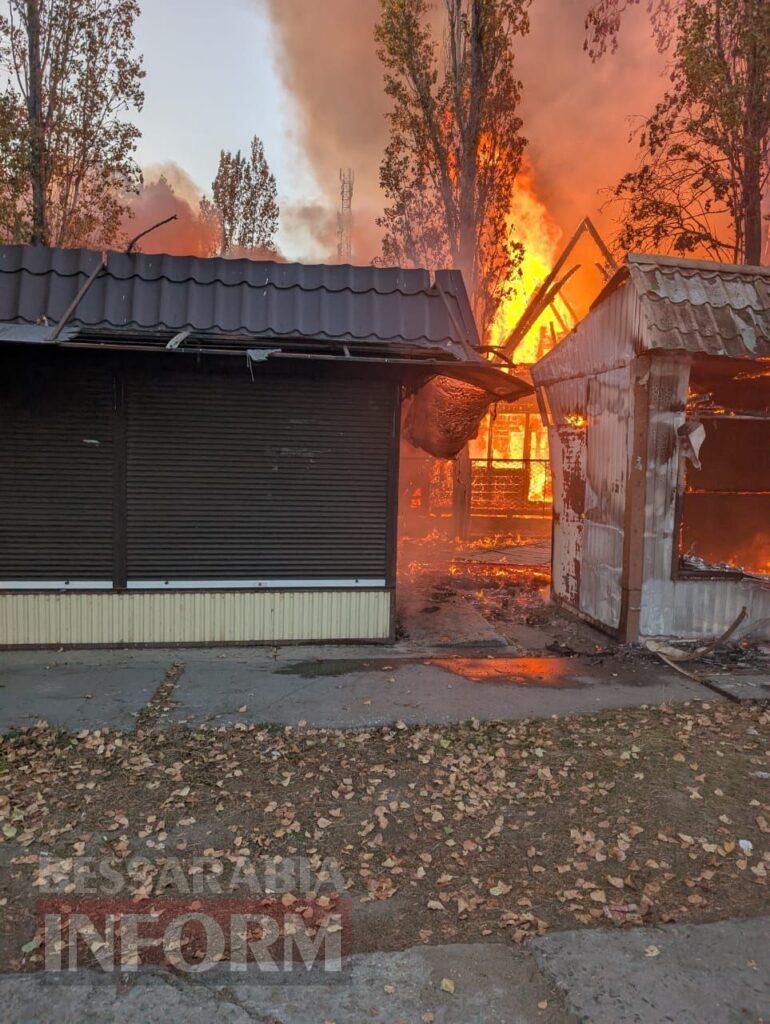 У селищі Затока спалахнула пожежа на базі відпочинку