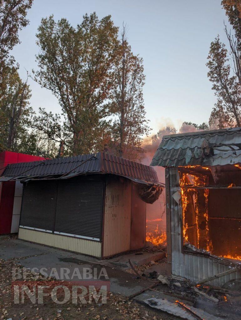 У селищі Затока спалахнула пожежа на базі відпочинку