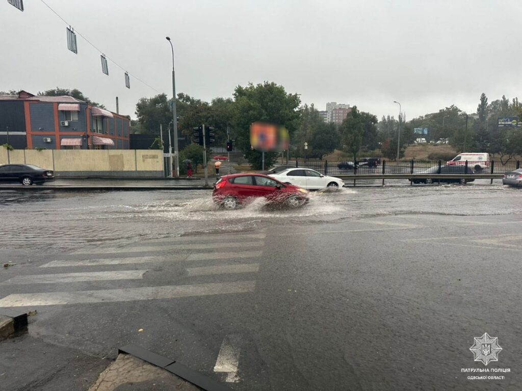 Одесу заливає: підтоплені дороги, світлофори не працюють, громадський транспорт зупиняється