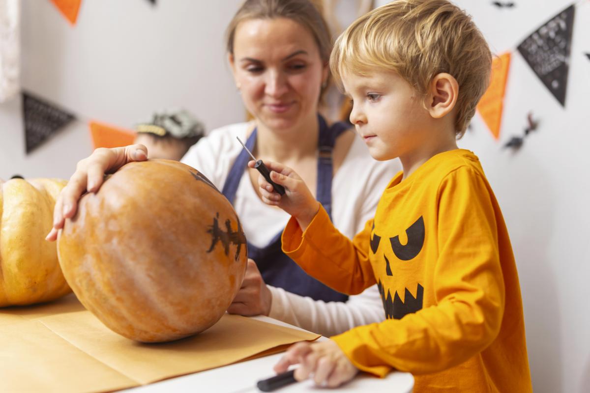 "Геловін, як і українські осінні "Діди" - день вшанування мертвих. На веселе свято його перетворив Голлівуд", - письменниця Громовиця Бердник