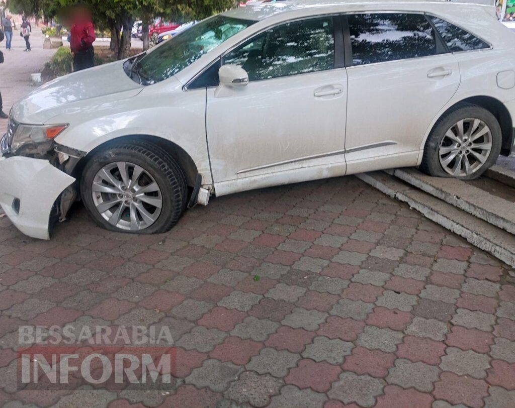 Автівка через бордюр вилетіла на тротуар: у центрі Аккермана збили двох дівчат-пішоходів - вони у лікарні