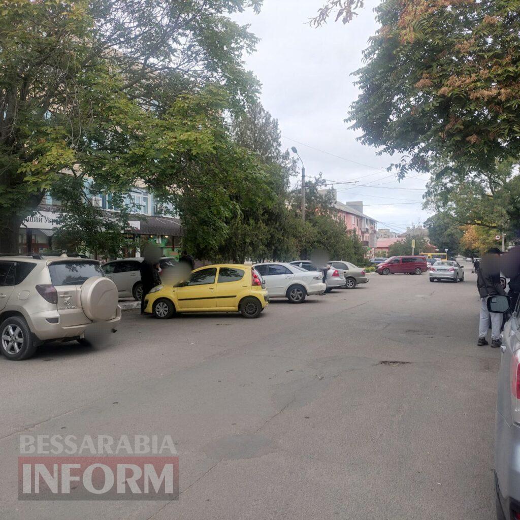 Автівка через бордюр вилетіла на тротуар: у центрі Аккермана збили двох дівчат-пішоходів - вони у лікарні