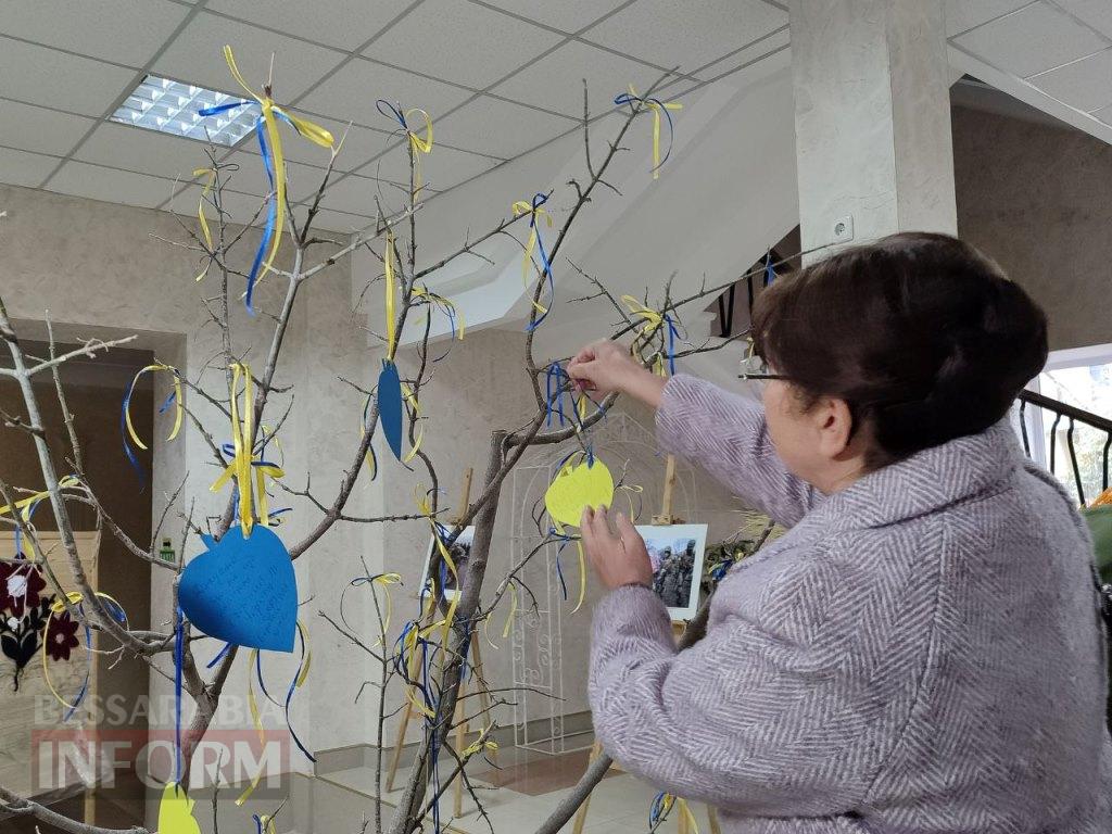 Листівки та квіти для наших Героїв: аккерманці віддали шану захисникам і захисницям України