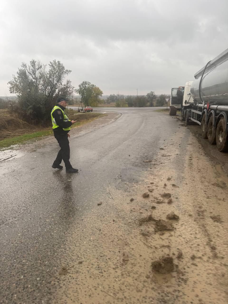 Ізмаїльські поліцейські надавали допомогу водіям на дорозі під час погіршення погодних умов