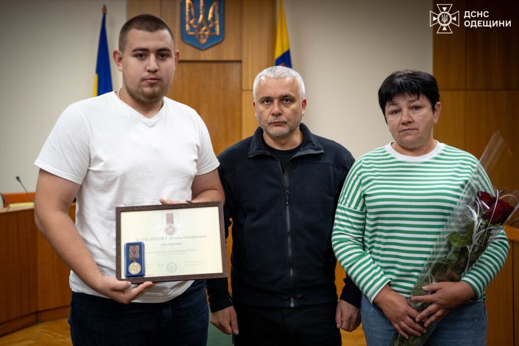 Трьом родинам рятувальників з Білгород-Дністровщини, життя яких забрала війна, вручили державні нагороди