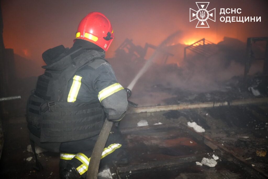 Вночі ворог знову атакував Одещину "шахедами": на місці влучань спалахнули масштабні пожежі