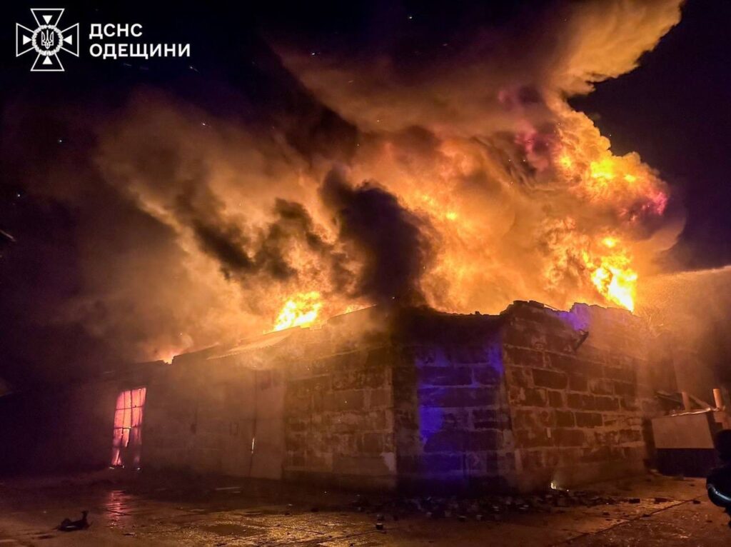 Вночі ворог знову атакував Одещину "шахедами": на місці влучань спалахнули масштабні пожежі