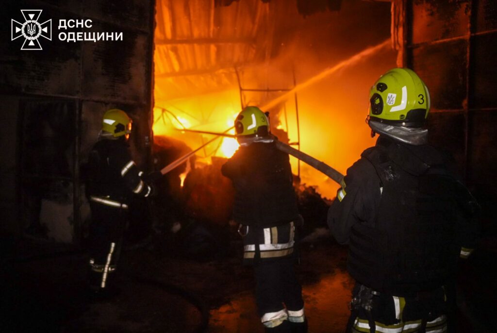 Вночі ворог знову атакував Одещину "шахедами": на місці влучань спалахнули масштабні пожежі