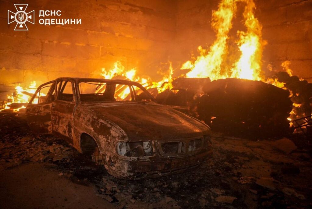 Вночі ворог знову атакував Одещину "шахедами": на місці влучань спалахнули масштабні пожежі